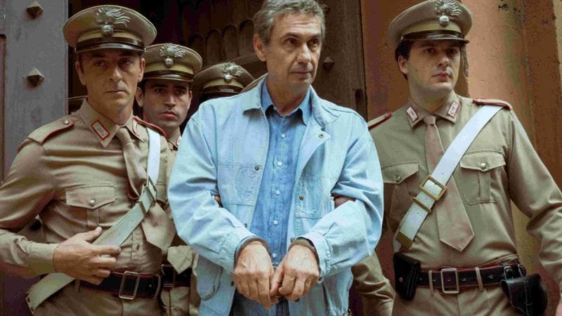 Fabrizio Gifuni interpreta Enzo Tortora nella serie Portobello di Marco Bellocchio