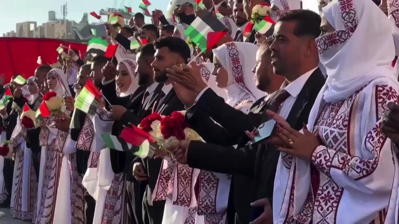 La festa tra le macerie a Khan Younis. Matrimonio di massa per 54 coppie: "Un giorno di gioia"