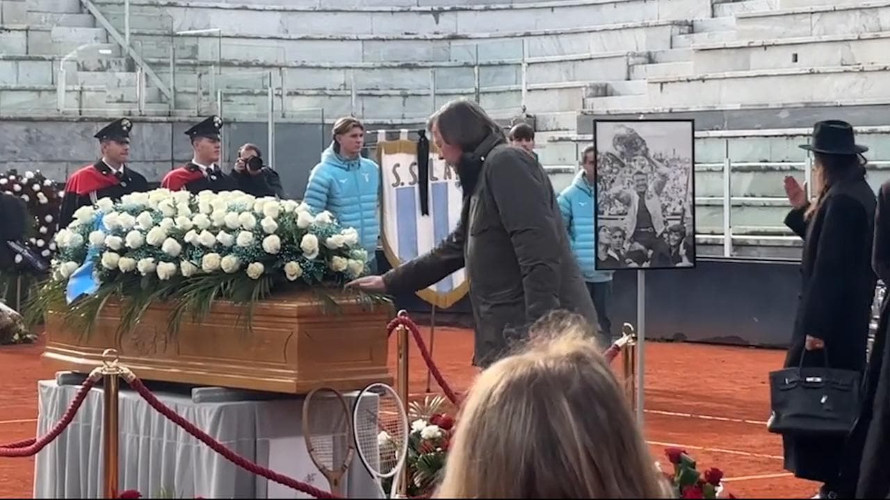 Pietrangeli, il saluto di Panatta alla camera ardente e il bacio alla bara