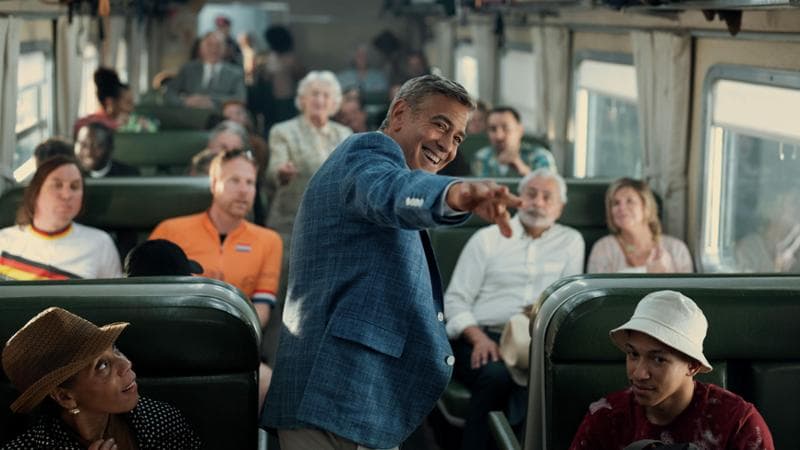 George Clooney, 64 anni, in una scena del film Jay Kelly (Peter Mountain/Netflix)