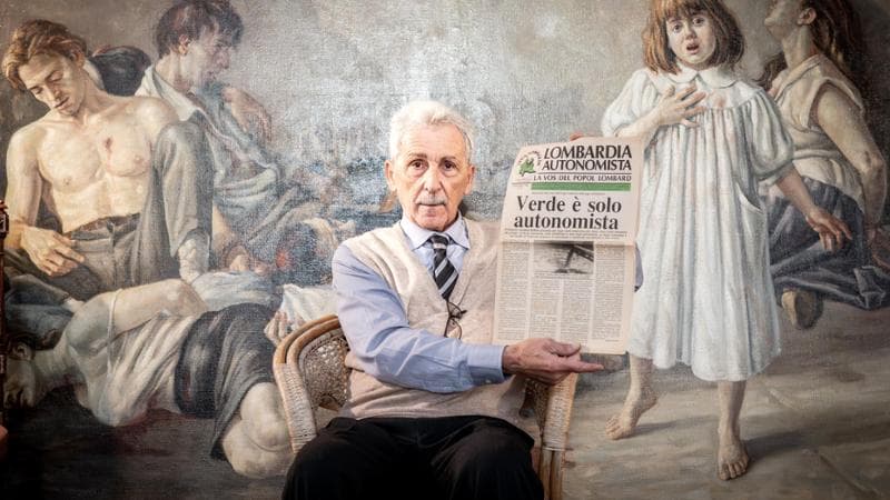 Luigi Dossena nella chiesa sconsacrata a Crema dove ha raccolto i suoi cimeli leghisti. (Nicola Marfisi/Agf)