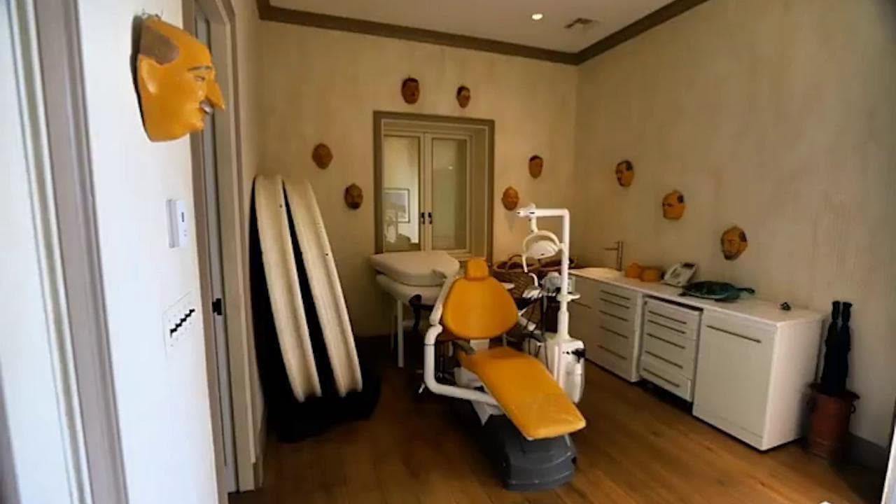 La villa con piscina e la stanza con arredamento inquietante: nuove immagini dall'isola di Epstein