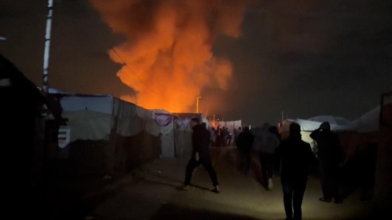 Gaza: attacco israeliano sul campo profughi, le fiamme nella notte