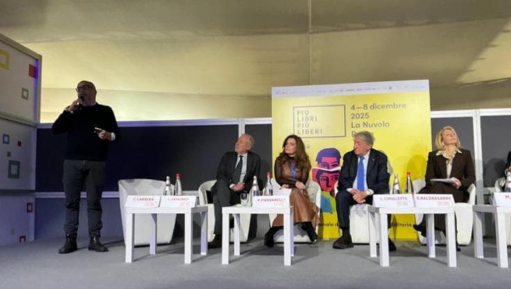 Raimo sul palco dell’inaugurazione: “Mai più nazisti in fiera”. L’Aie: “Riscriviamo le regole insieme” | Video