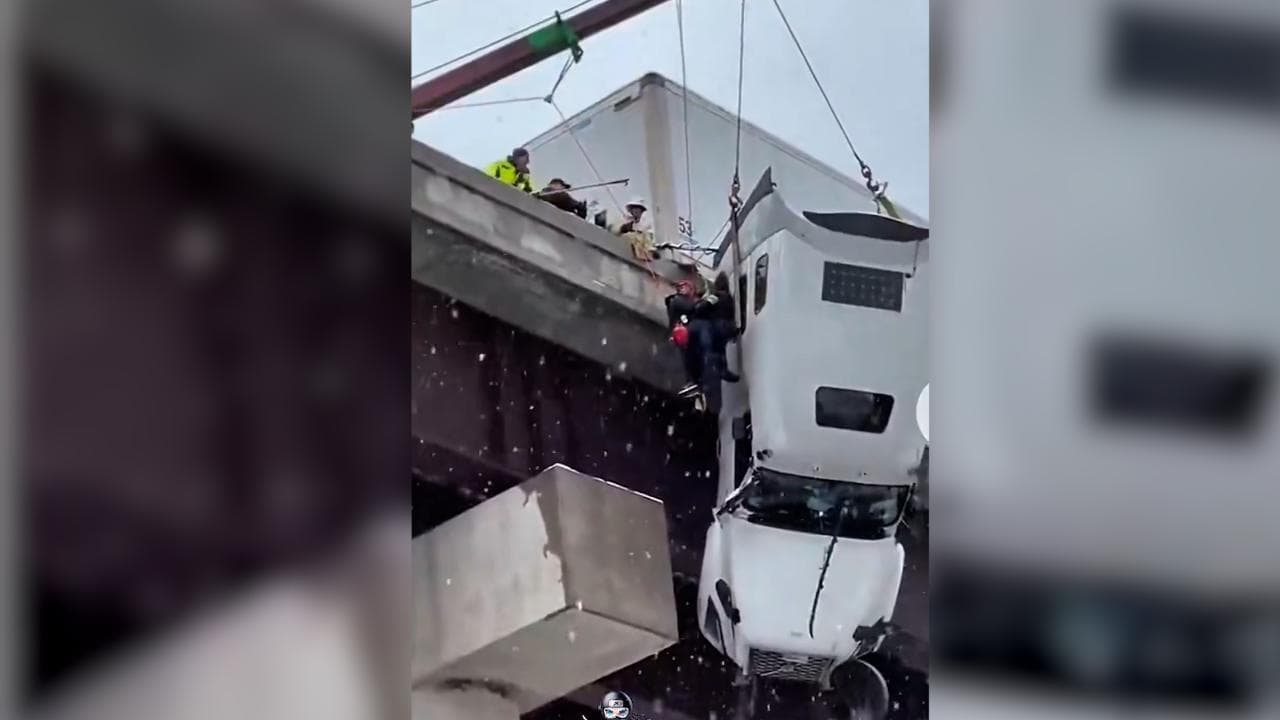 Stati Uniti, il camion esce di strada e resta in bilico nel vuoto: il salvataggio sotto la neve