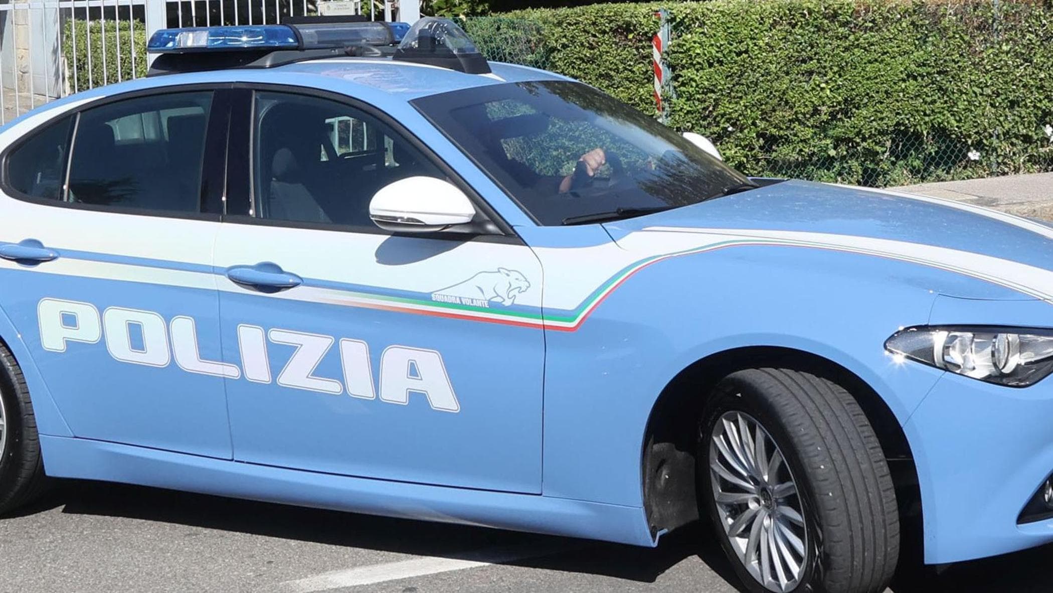 Vicenza, evinin önünde kan gölü içinde bulunan kadın: Durumu çok ciddi. Oğlunu duydu