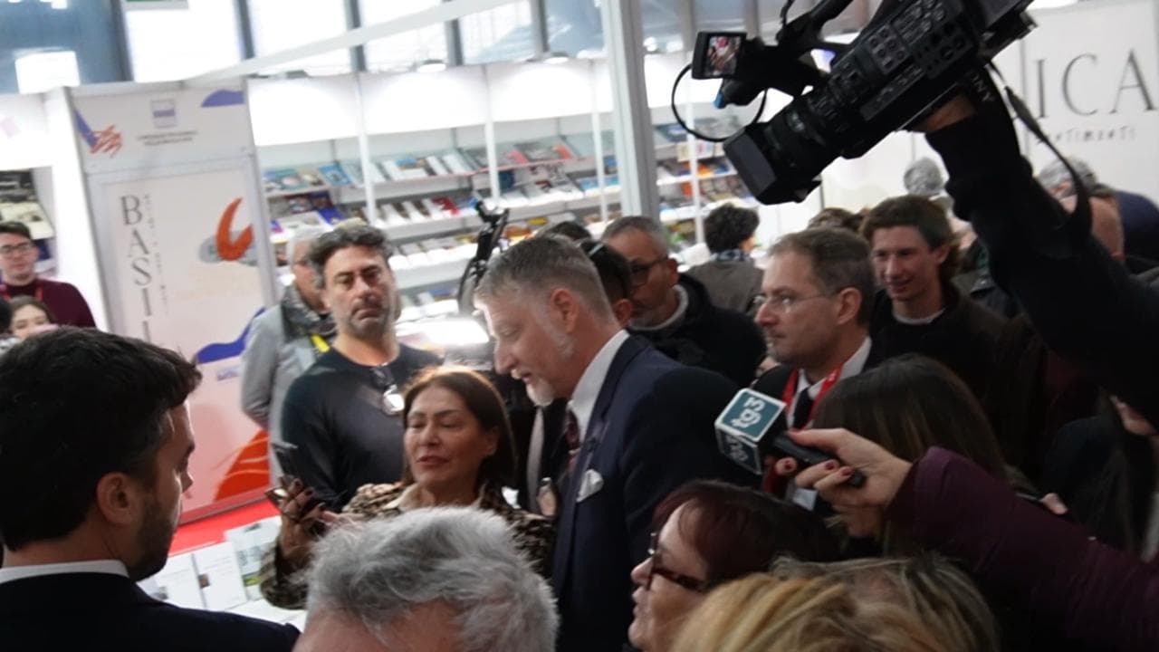 Plpl, Giuli sul caso editore di destra: "Meglio il confronto che la censura", poi dribbla i cronisti