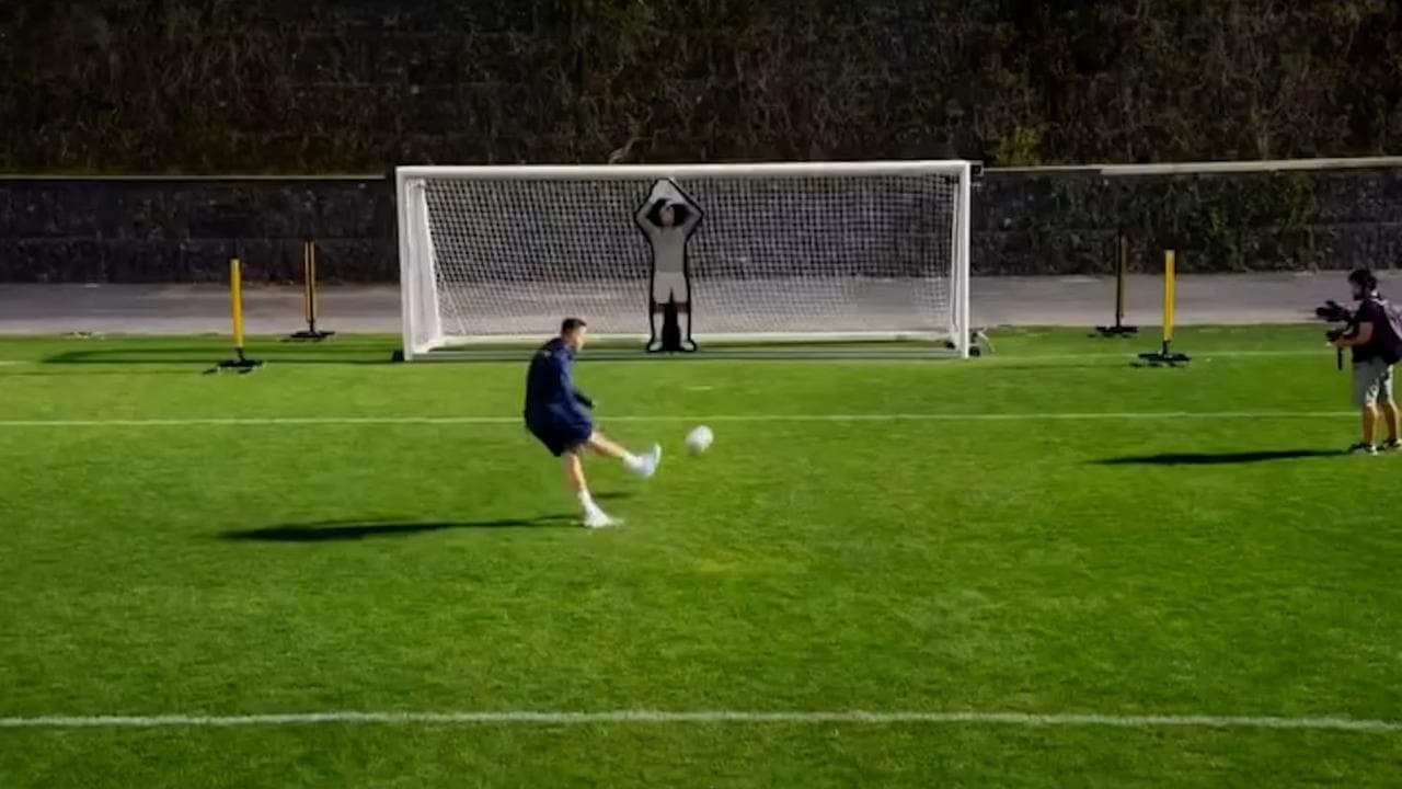 Cristiano Ronaldo contro un portiere robot: la sfida impossibile si risolve all'ultimo tiro