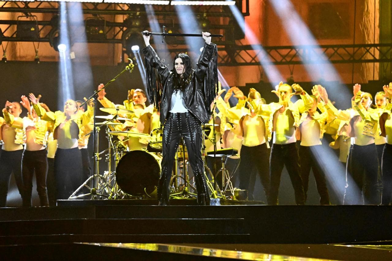 Laura Pausini durante la sua esibizione come superospite della serata