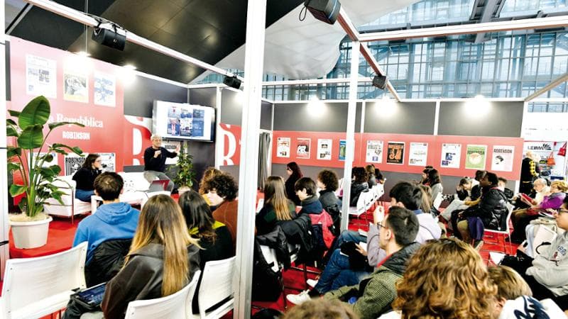 Il ministro Giuli sullo stand neofascista: “Contestate non censurate” | Il video | La prima giornata