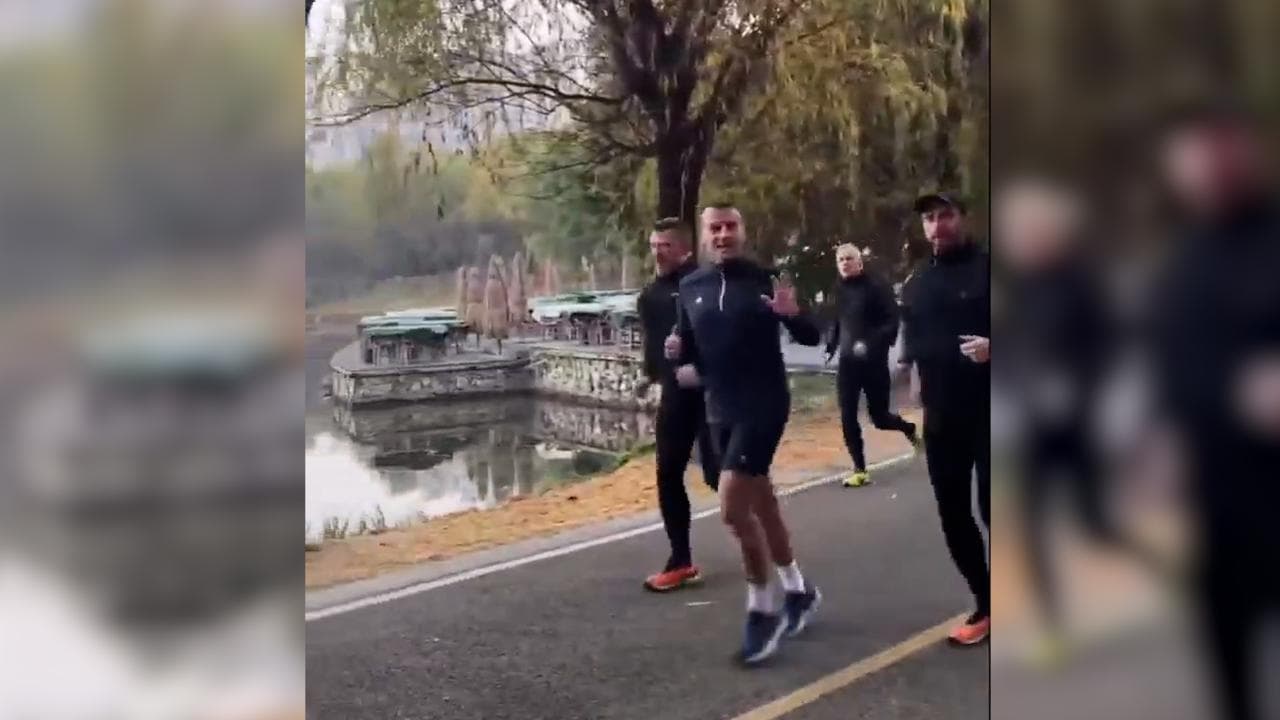 Cina: jogging mattutino per il presidente francese Macron a Chengdu