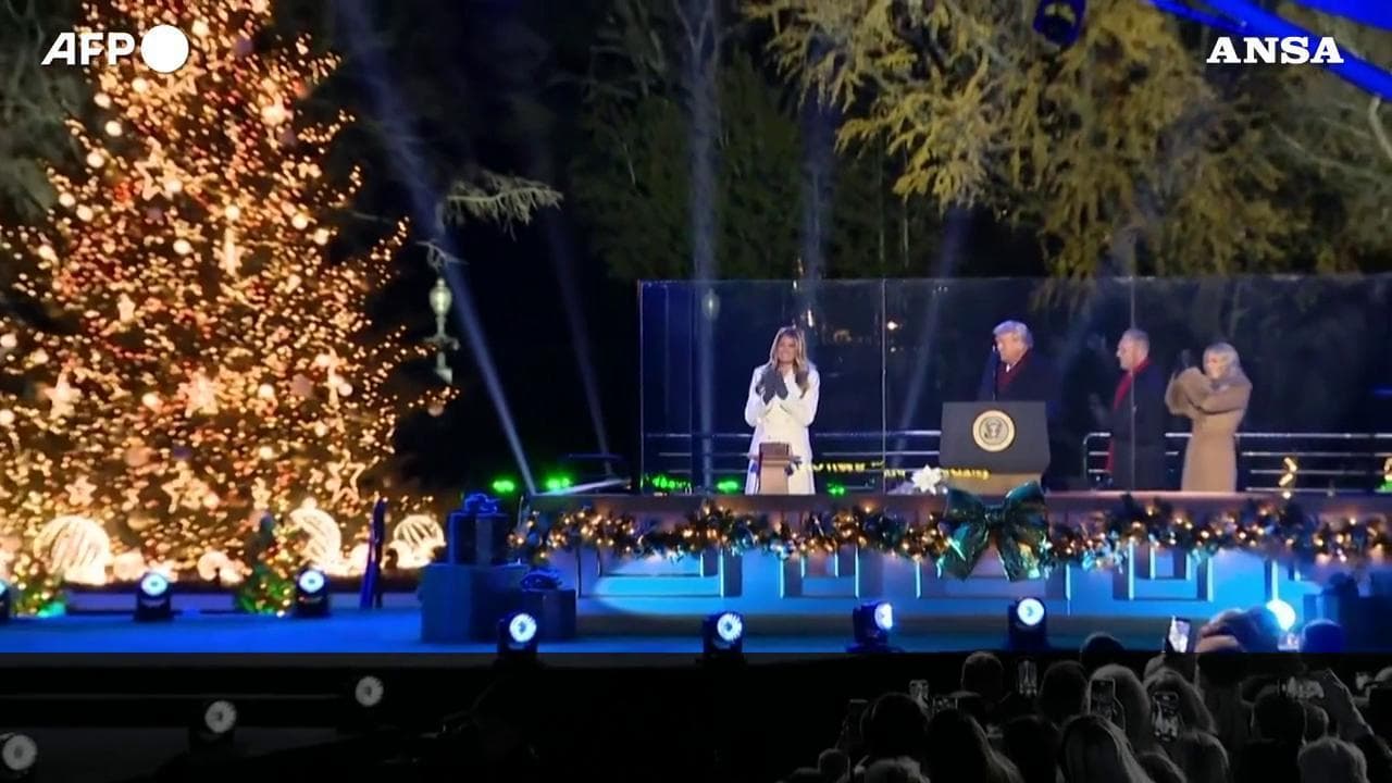 Washington: Trump e Melania accendono l'albero. "La religione sta tornando in America"