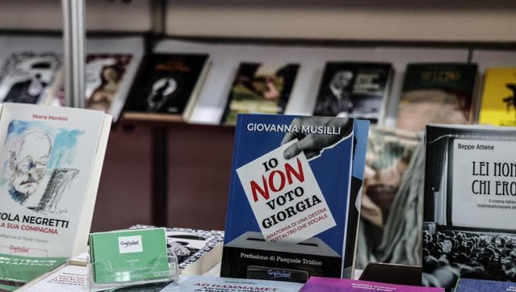 Funzionario della Regione Lazio fa rimuovere libro contro Meloni dallo stand. Poi il dietrofront