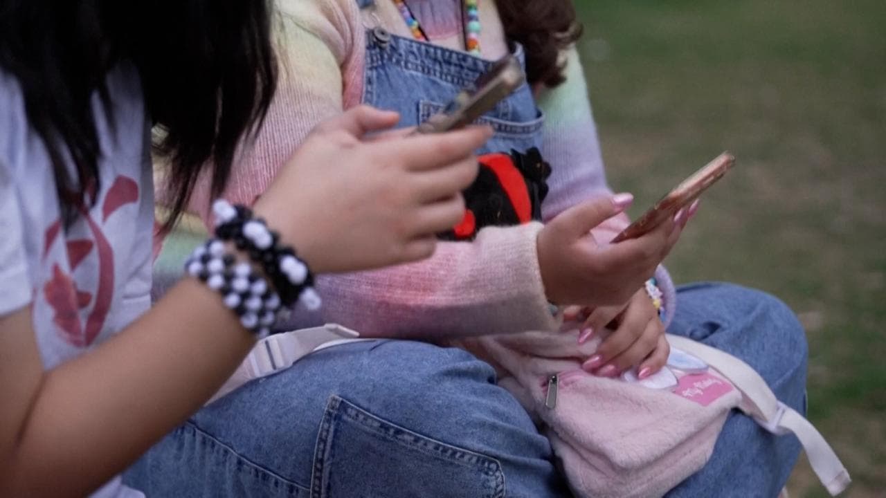 Australia: arriva lo stop ai social per gli under 16, i commenti e le reazioni. E c'è chi non ci sta