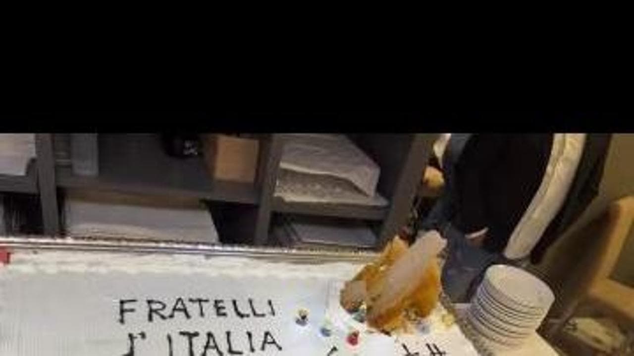 La cena di Natale a Parma dei giovani di Fdi che inneggiarono a Mussolini