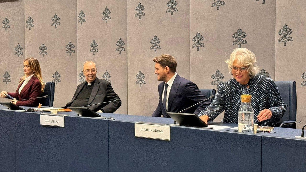 Michael Bublé e Serena Autieri in Vaticano: la sfida canora in sala stampa