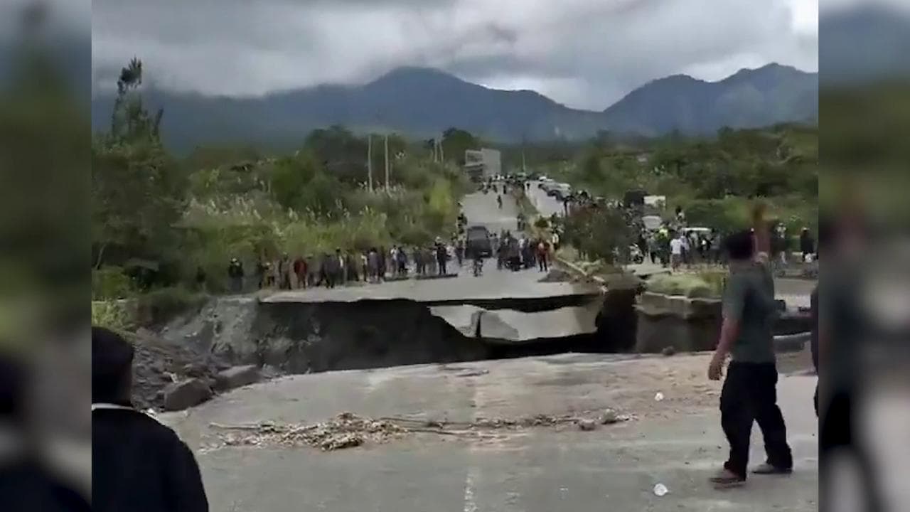 Indonesia: la strada collassa durante i lavori per proteggerla dalle alluvioni