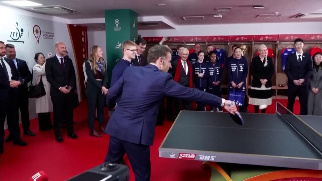 Cina, Macron e la diplomazia del ping pong: il presidente gioca durante la visita a Chengdu