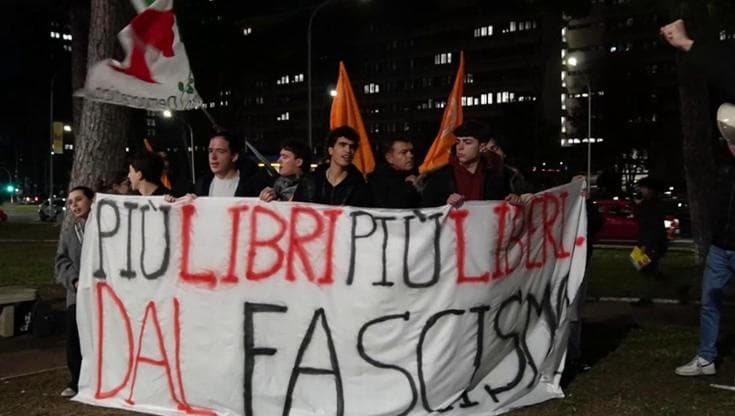 Passaggio al bosco, protesta di Pd e Giovani dem: "Non può esserci confronto con chi esalta le SS"