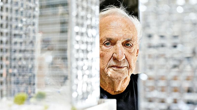 Frank Gehry, morto a 96 anni, ritratto nello studio di Los Angeles nel 2021 (Erik Carter/The New York Times)
