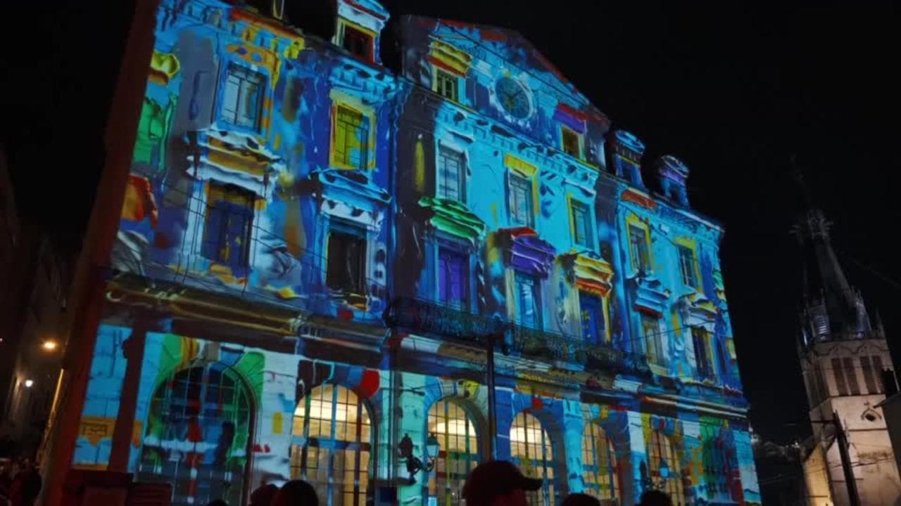 Lione si riempie per la festa delle luci: installazioni luminose su palazzi e monumenti della città