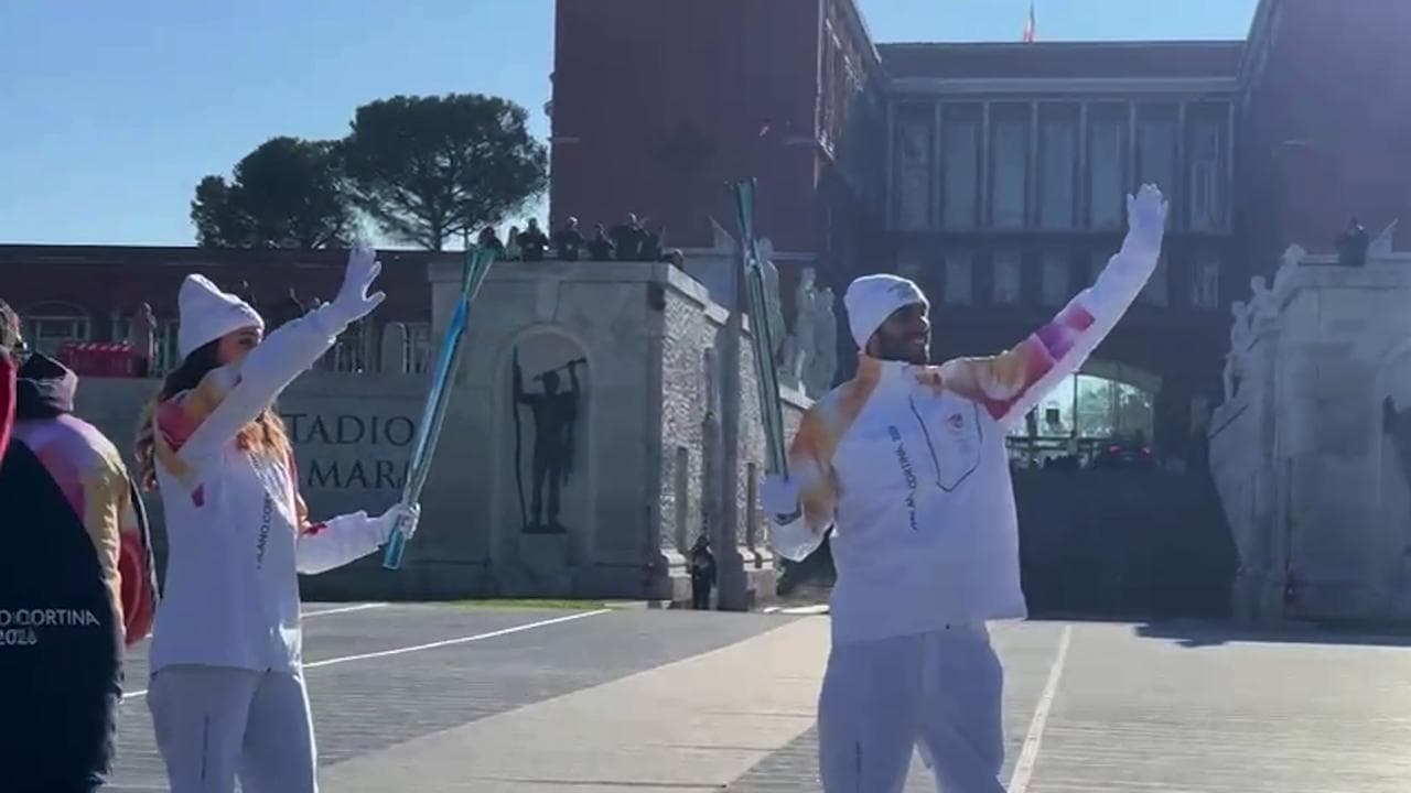 Milano Cortina 2026, il viaggio della torcia olimpica: lascia lo Stadio dei Marmi in mano a Polonara