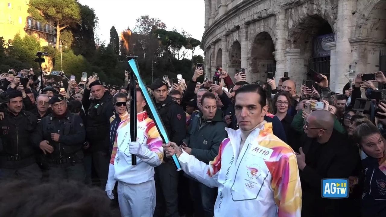 Fiamma olimpica, Achille Lauro tedoforo al Colosseo attorniato dai fan