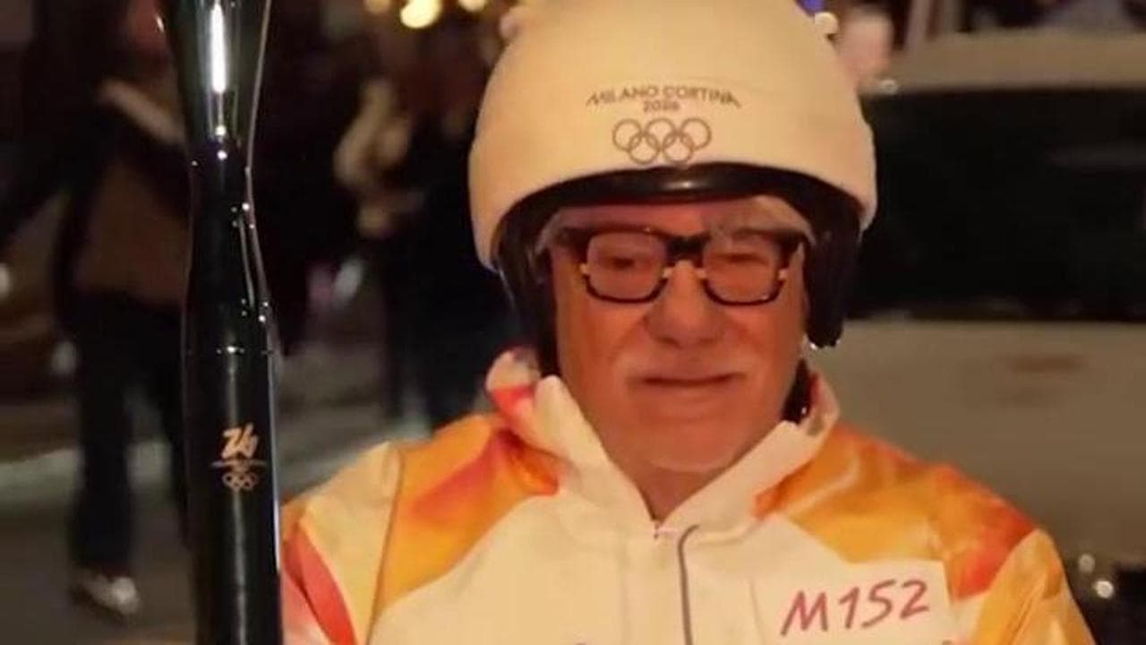 In Vespa con Ricky Tognazzi, le vacanze romane della fiaccola olimpica