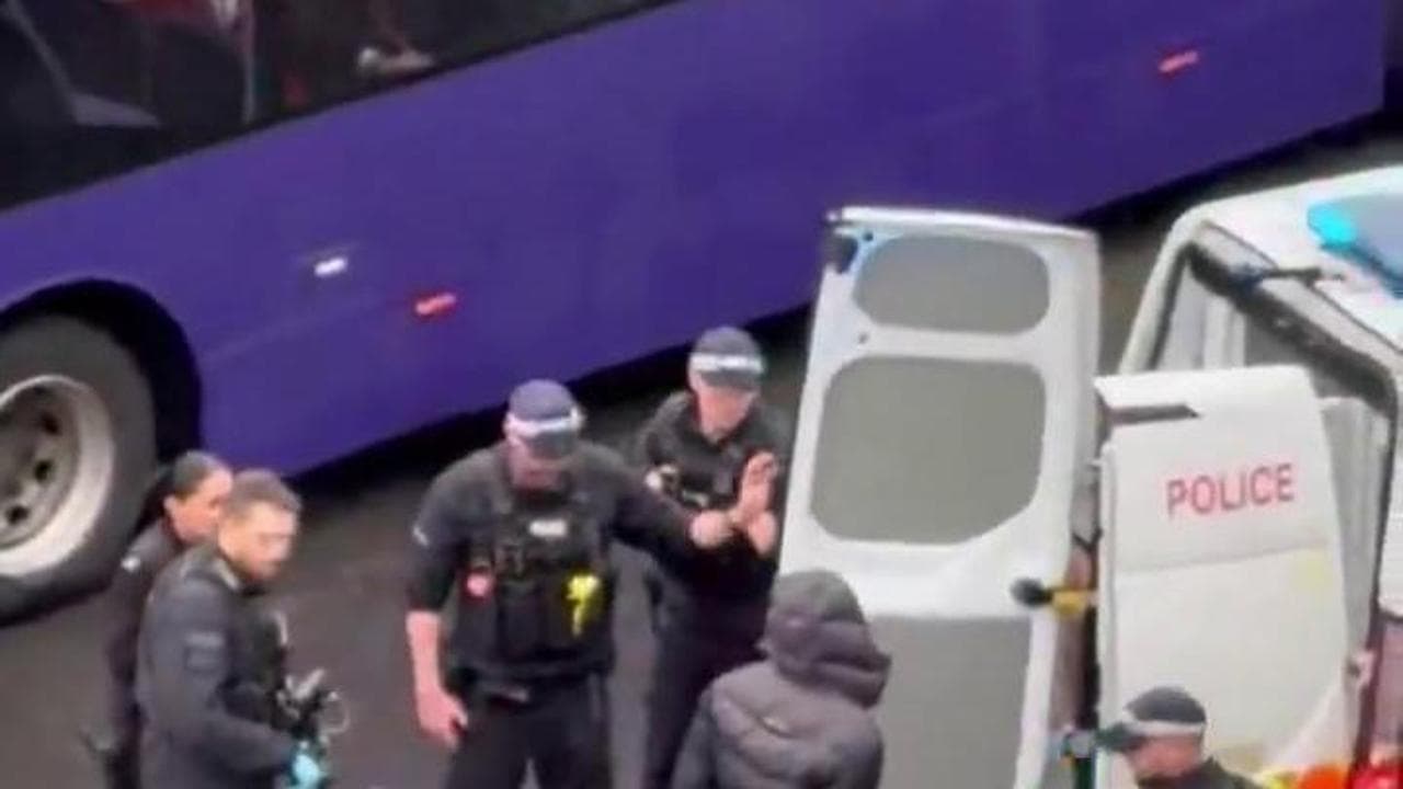 Aeroporto di Heathrow, lite nel parcheggio: area isolata e ritardi dei voli. Un arresto