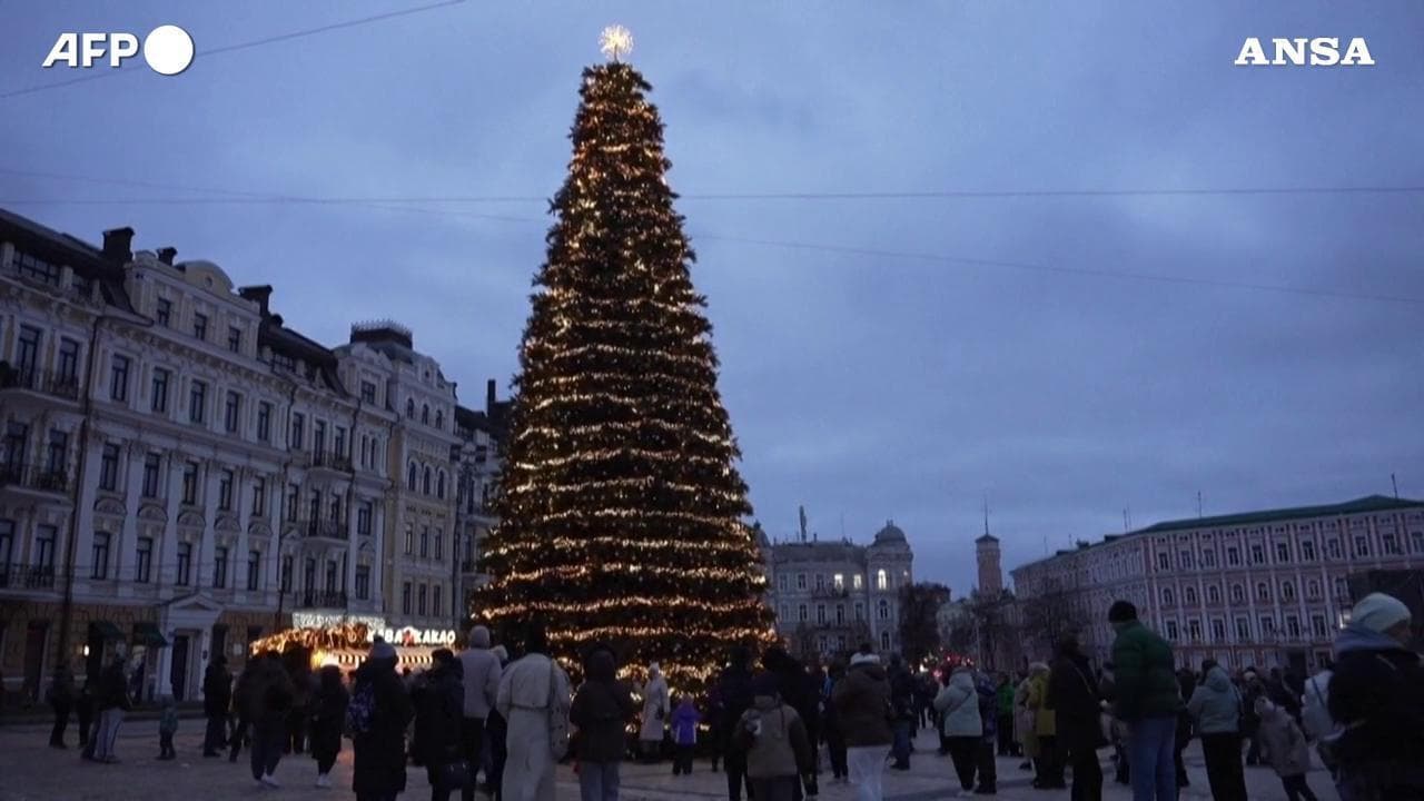 Ucraina, prove di normalità a Kiev: in piazza la tradizionale accensione dell'albero di Natale