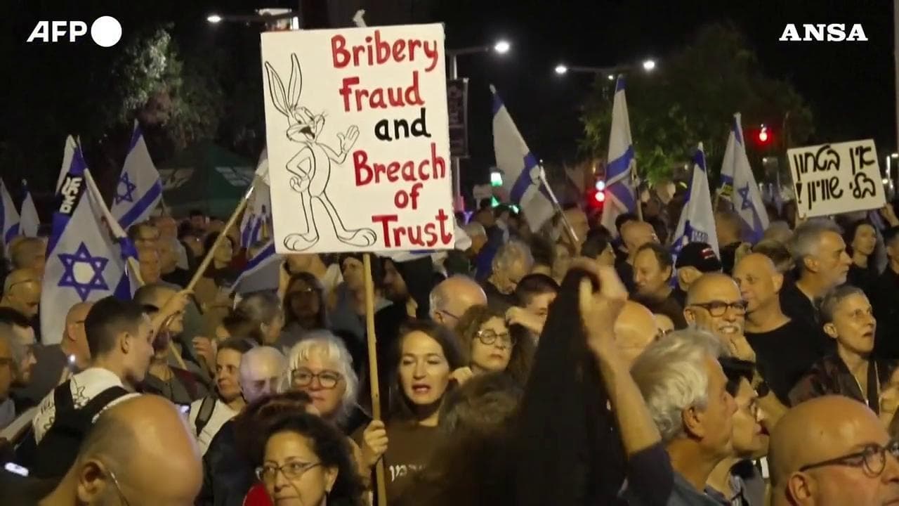 Tel Aviv, folla in piazza contro la richiesta di grazia per Netanyahu