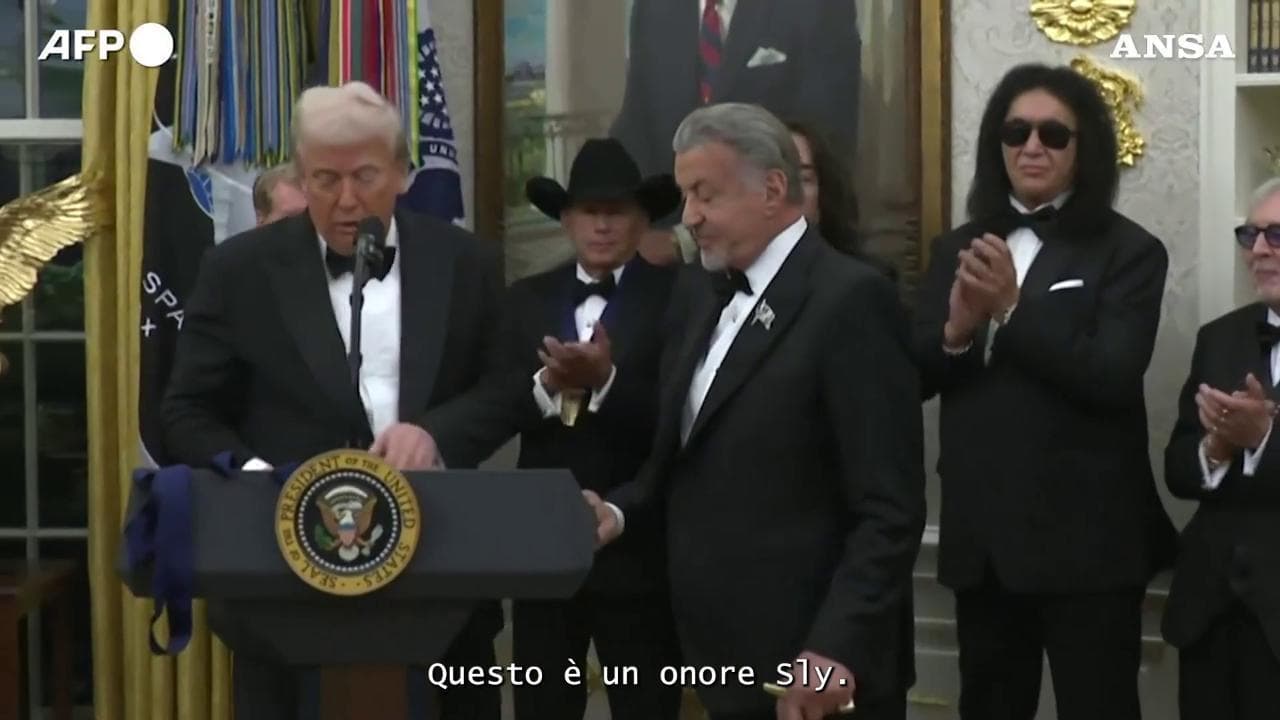 Trump consegna le medaglie del "Kennedy Center Honors" a Sylvester Stallone e Gloria Gaynor