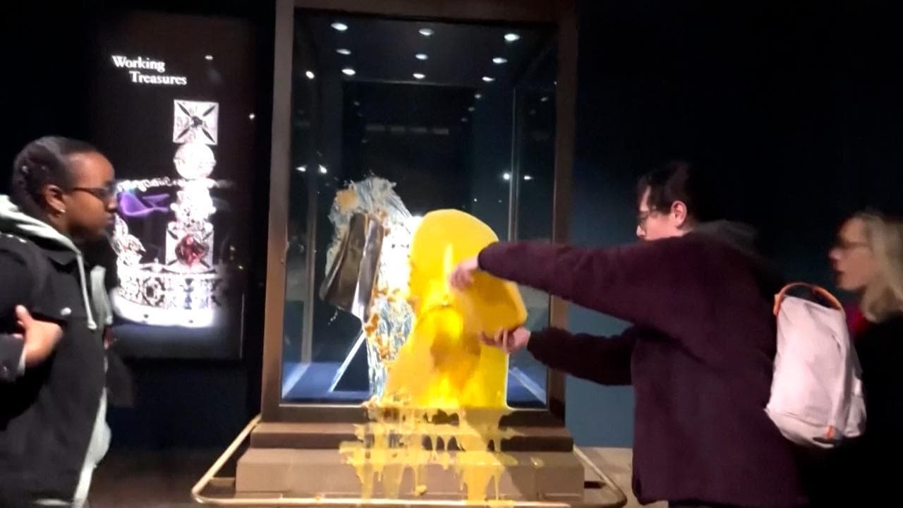 Londra, lanciano dolci e crema contro la teca della Corona Imperiale: fermati 4 attivisti