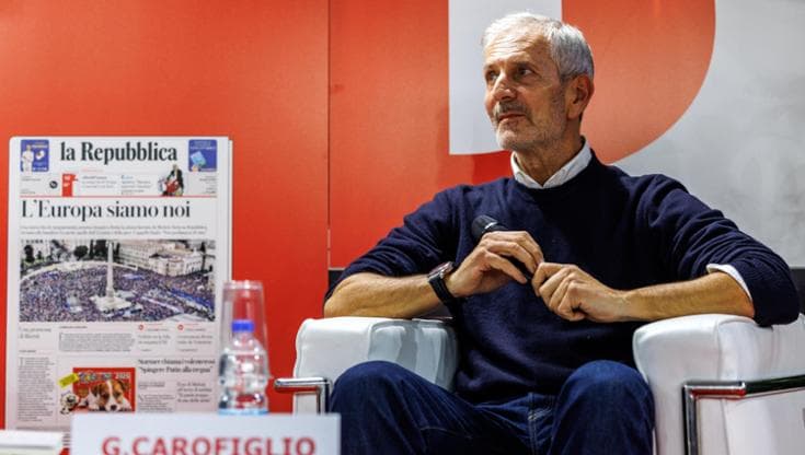Gianrico Carofiglio: “Tutte le bugie sul referendum. Così si manipola il discorso pubblico” | Video