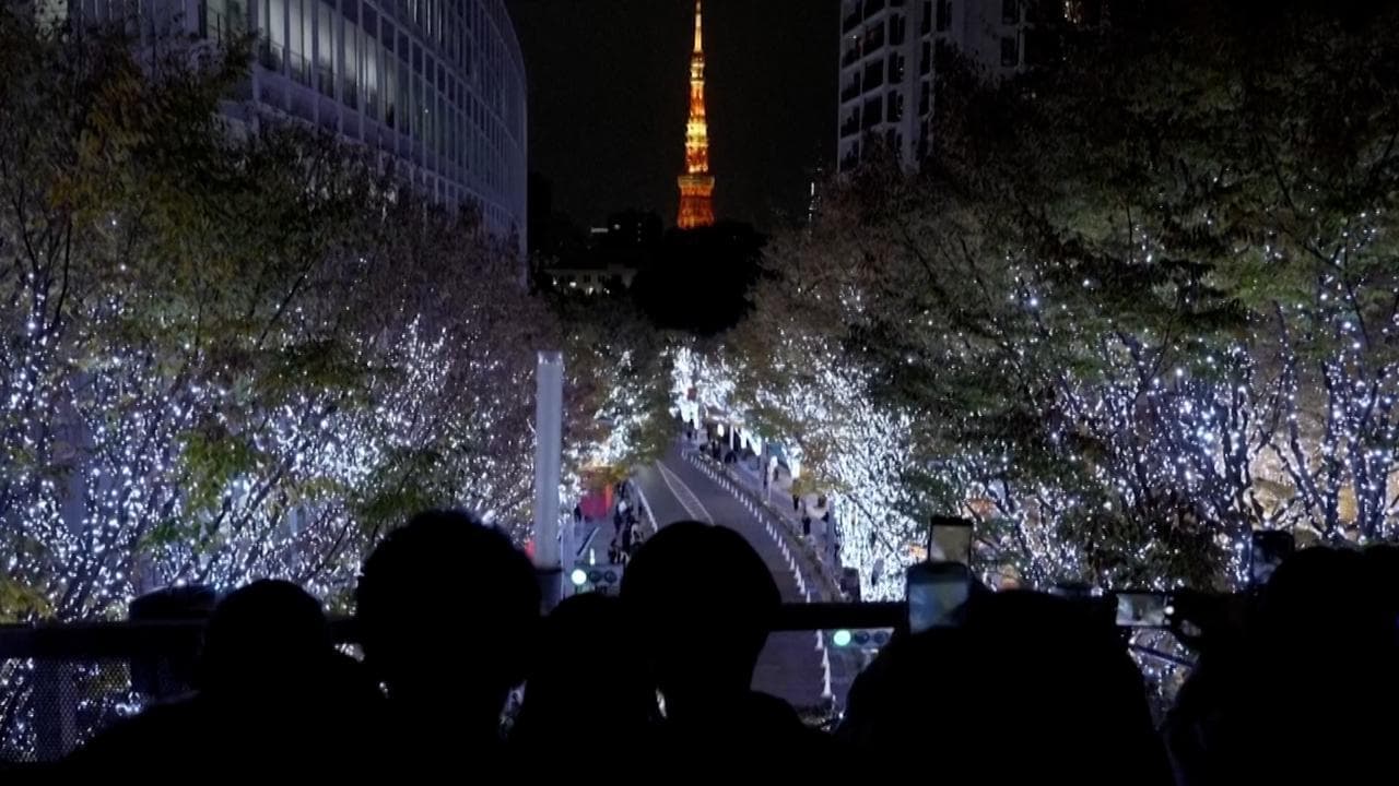 Giappone: il centro di Tokyo si illumina con 930.000 luci per festeggiare l'arrivo del Natale