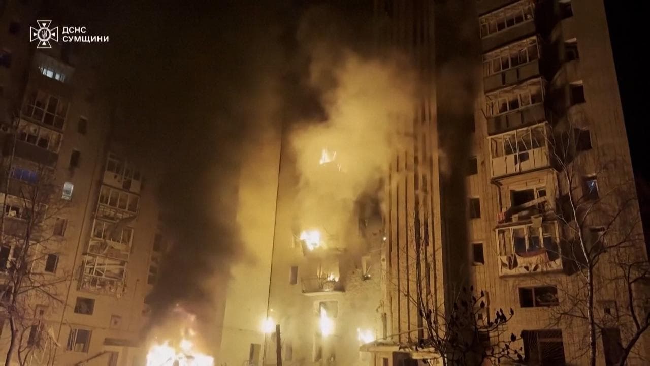 Droni russi sull'Ucraina, grattacielo in fiamme a Sumy