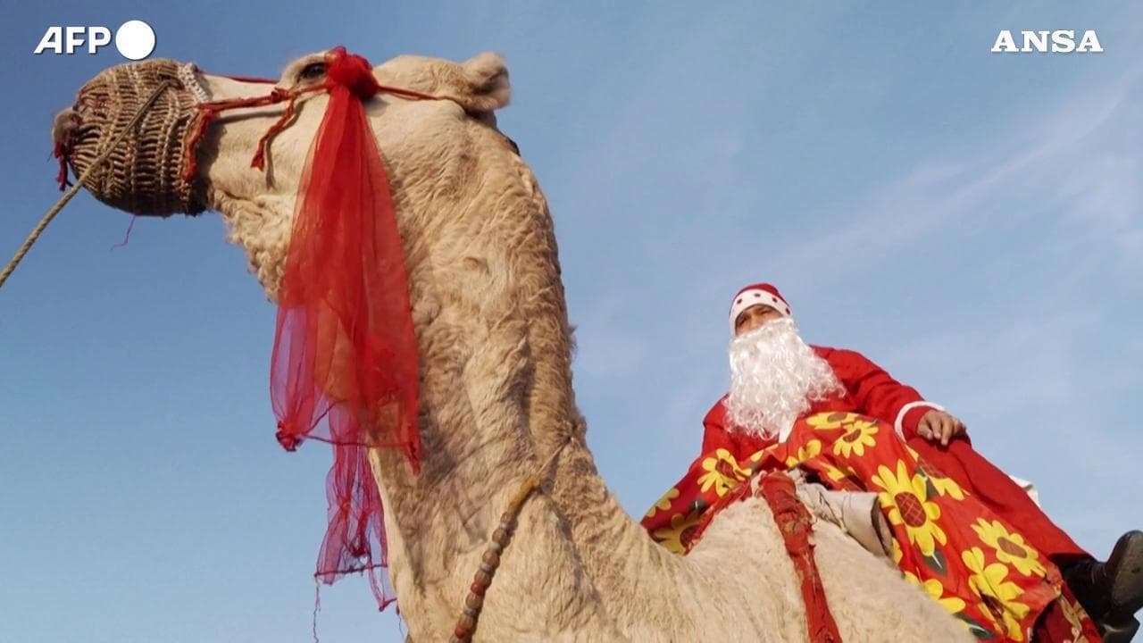 Pakistan, la comunità cristiana in festa: arriva Babbo Natale sul cammello