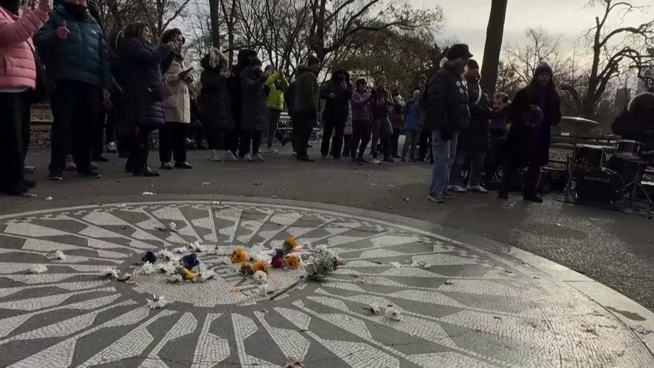 "All you need is John": i fan di Lennon a Central Park per ricordarlo nell'anniversario della morte