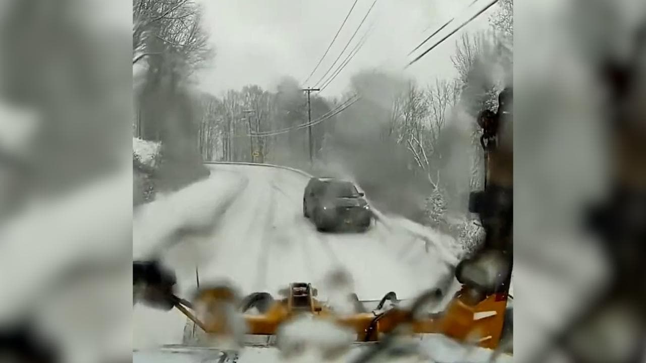 Pennsylvania: l'auto slitta sulla strada innevata e si scontra con lo spazzaneve
