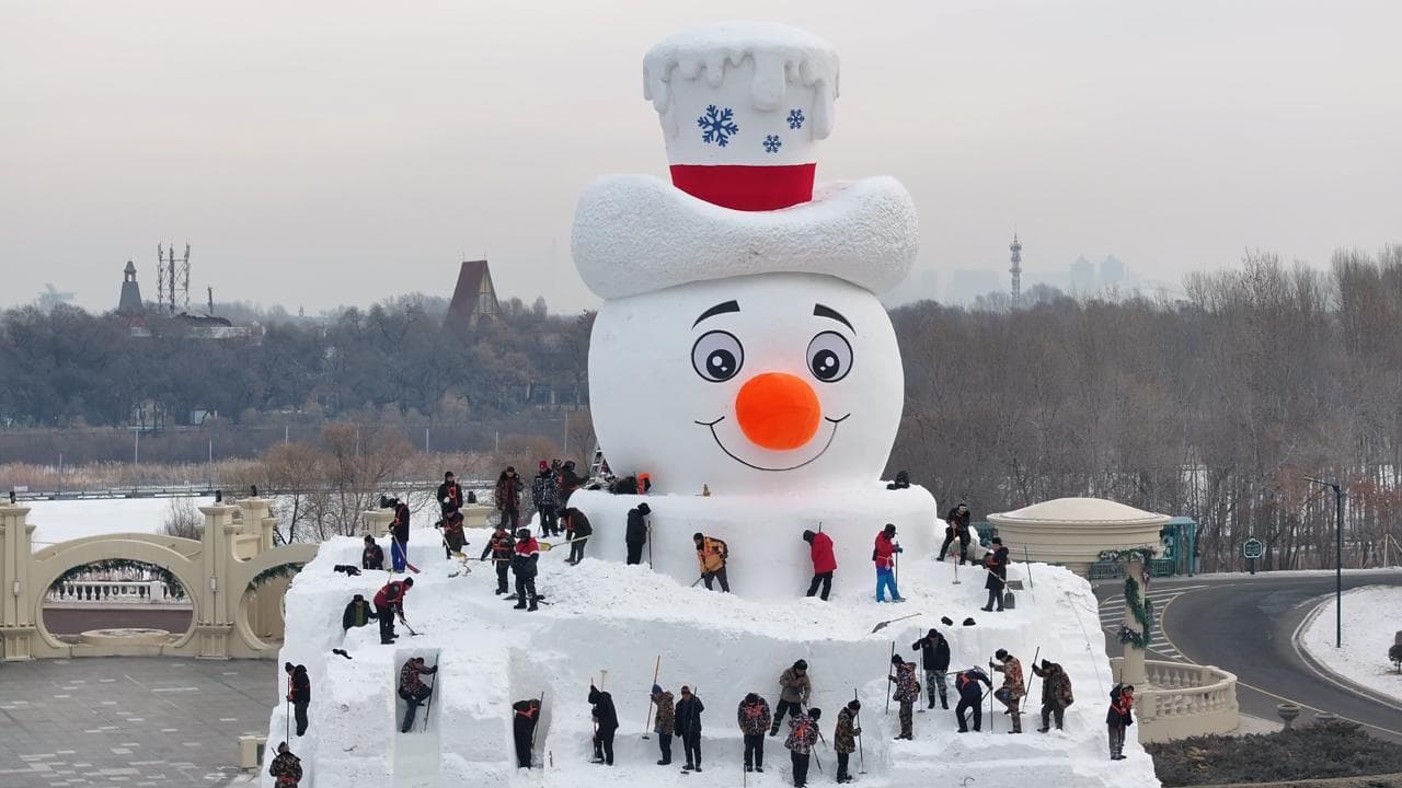 Cina: il gigantesco pupazzo di neve al Festival di Harbin