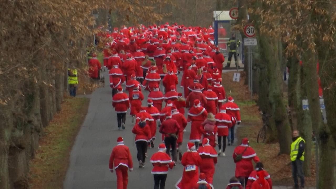 Germania: a Michendorf la corsa dei 1000 Babbi Natale