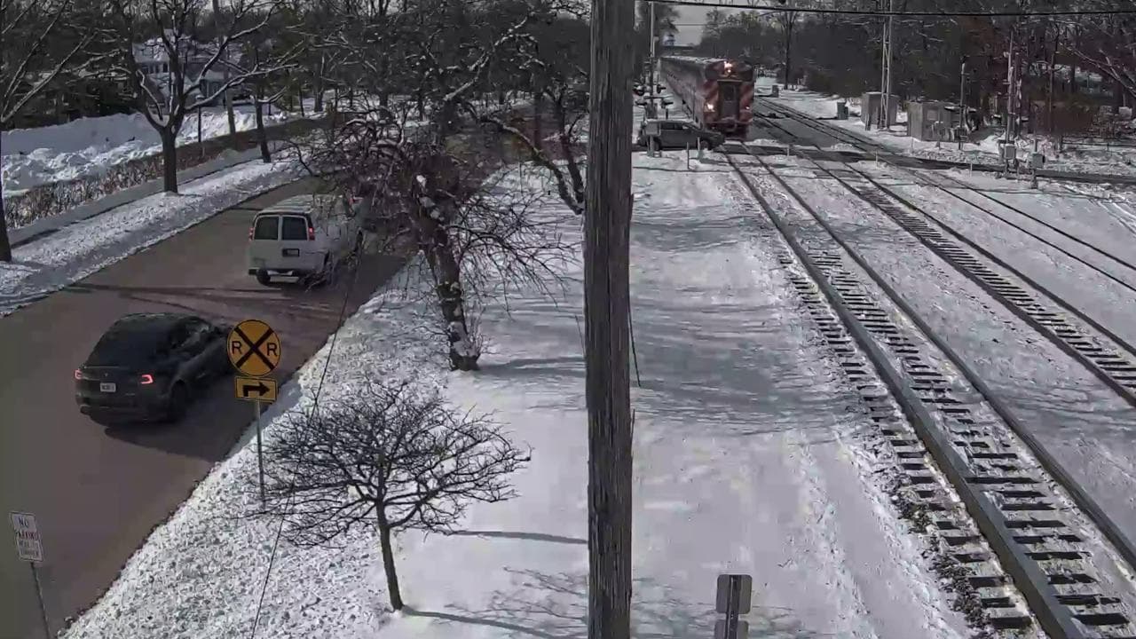 Hinsdale (Illinois): il momento in cui un treno della metropolitana colpisce l'auto ferma sui binari