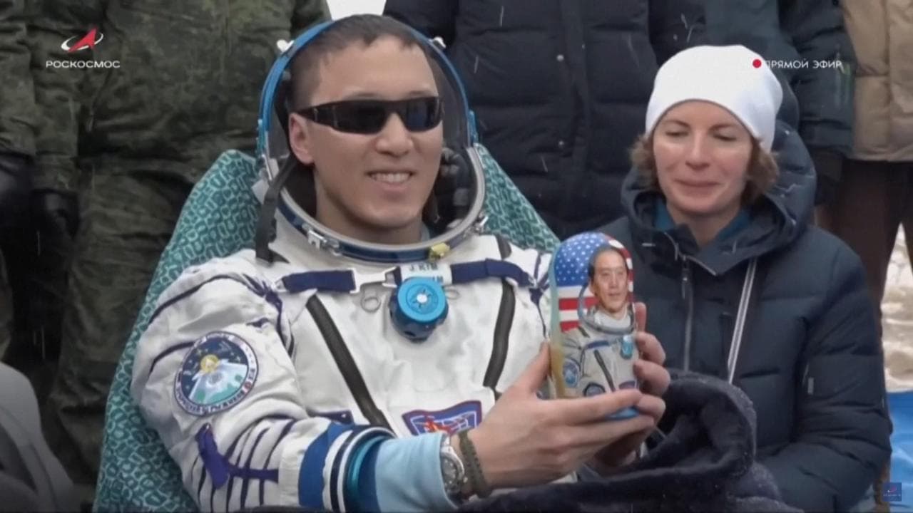 Russia: una matrioska in dono all'astronauta americano tornato sulla Terra dopo 8 mesi