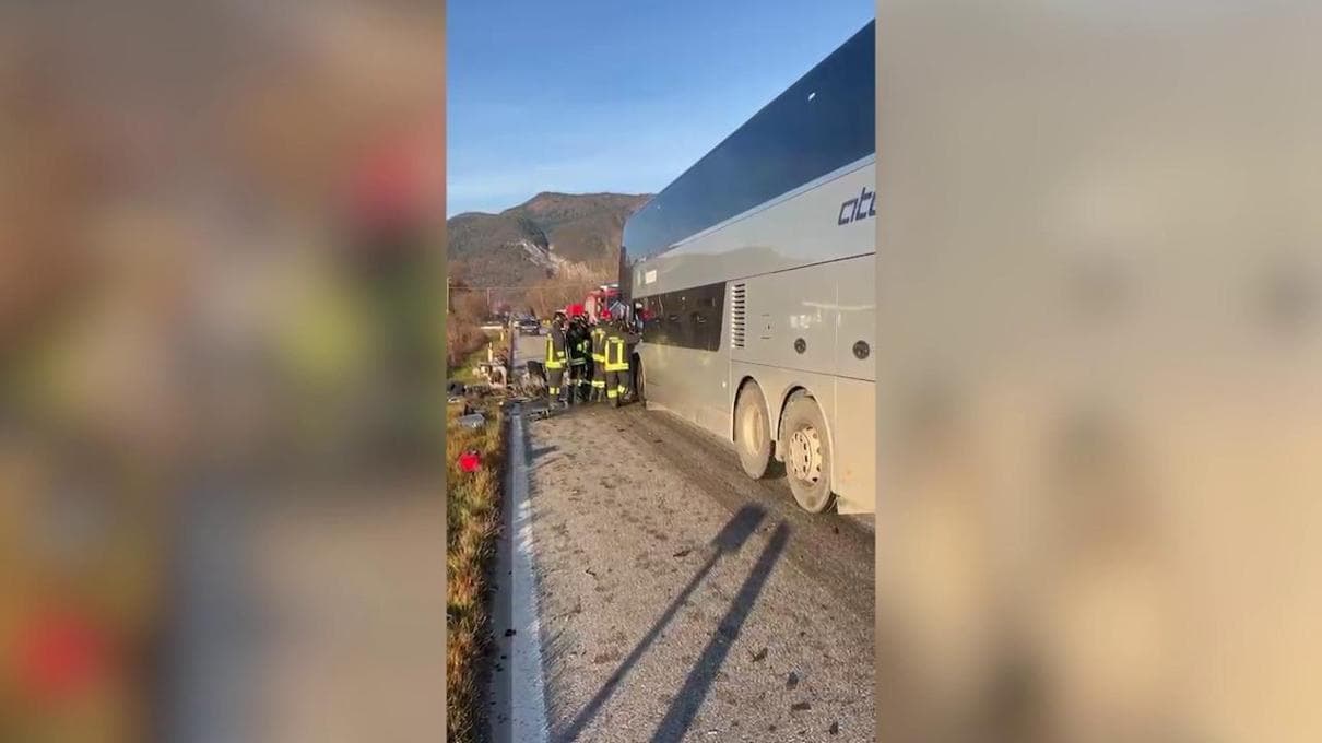 Maniago'da otomobillerle otobüslerin çarpışması: Bir kişi öldü, öğrenciler yaralandı. Sürücünün ehliyeti askıya alındı