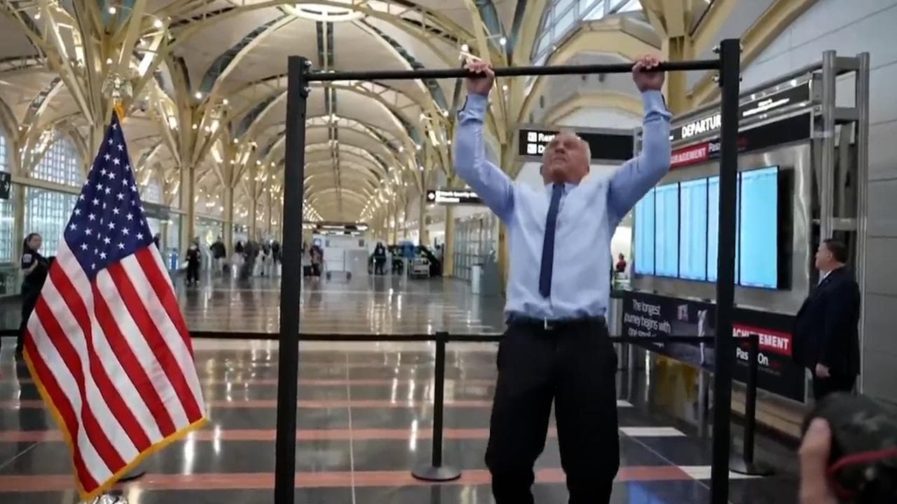 Washington, Robert Kennedy Jr. mostra i muscoli all'aeroporto: 20 trazioni in camicia e cravatta