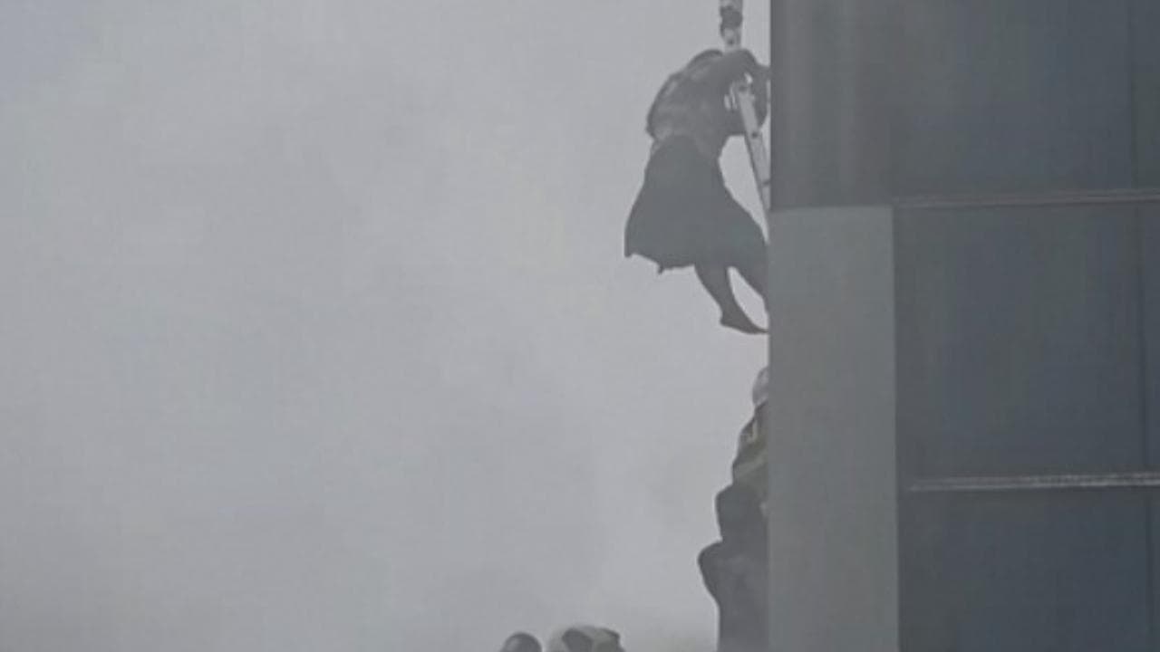 Indonesia, incendio in una fabbrica: i lavoratori si calano dal terrazzo