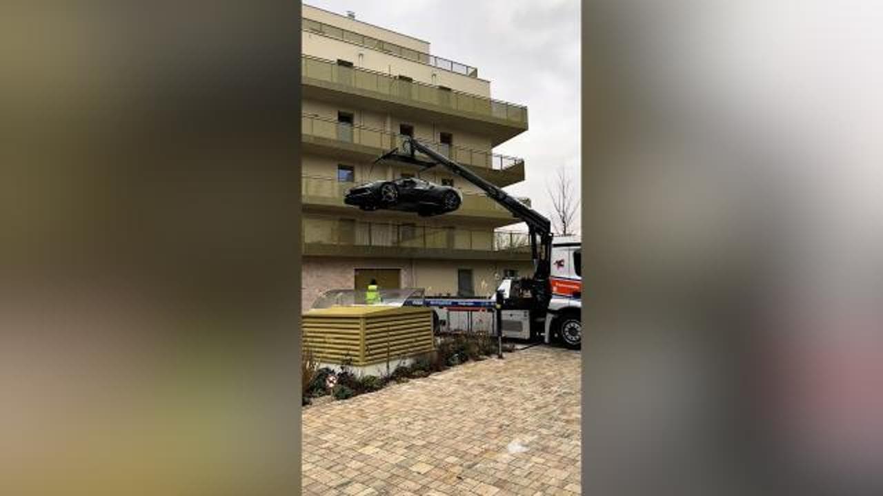 Vienna, parcheggia la Ferrari in terrazzo: scattano la rivolta dei condomini e la multa
