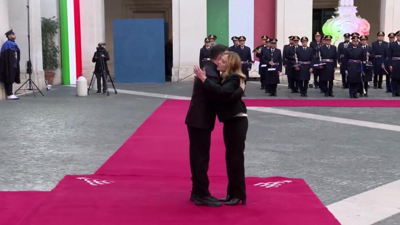 Meloni abbraccia Zelensky: l'accoglienza con la banda e il colloquio tra gli alberi di Natale