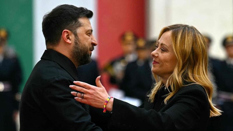 La mossa di Zelensky: “Al voto anche in tre mesi”. Ma teme il “no” al piano