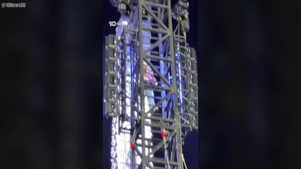 Australia, si erano arrampicati sulla torre centrale al concerto dei Metallica: fermo, multa e daspo